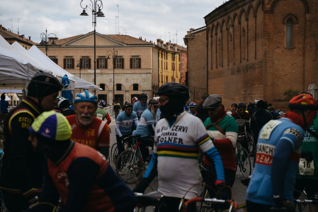 Spectateurs au bord de la route lors d'une étape de montagne du Giro d'Italia 2026 en Italie