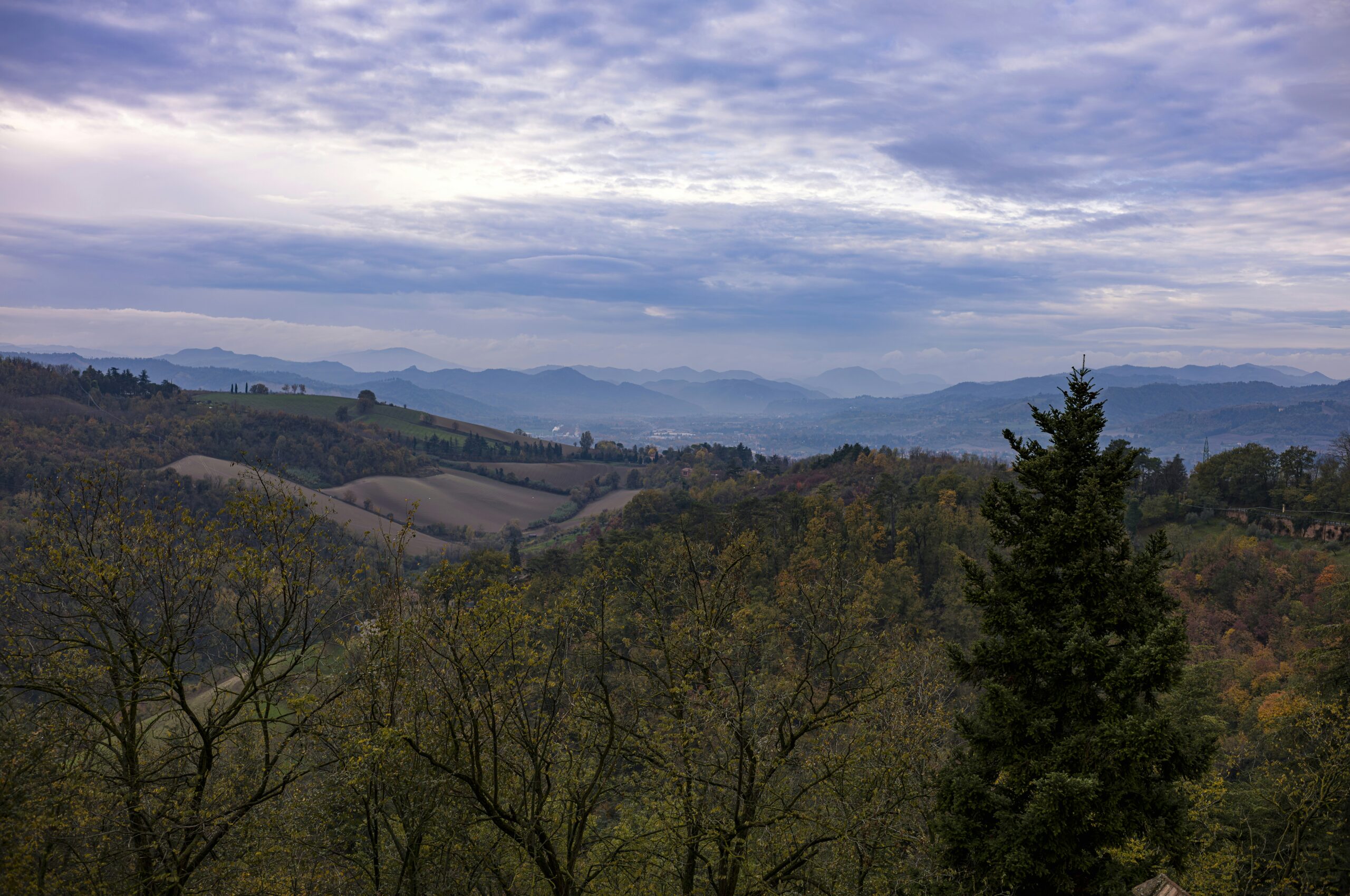 Apennins bolognais avec forêts vertes — accès à l'étape 9 du Giro 2026 Corno alle Scale depuis Bologne en navette
