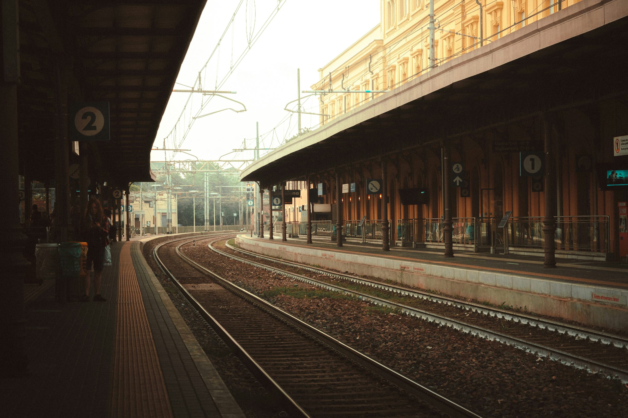 Gare italienne vide — grèves ferroviaires de mai 2026 pour le Giro d'Italia