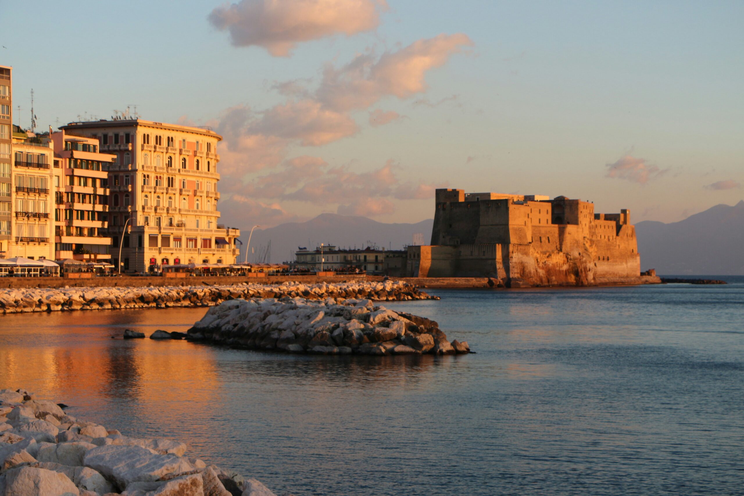Le Lungomare de Naples, arrivée de l'étape 6 du Giro d'Italia 2026 accessible en train