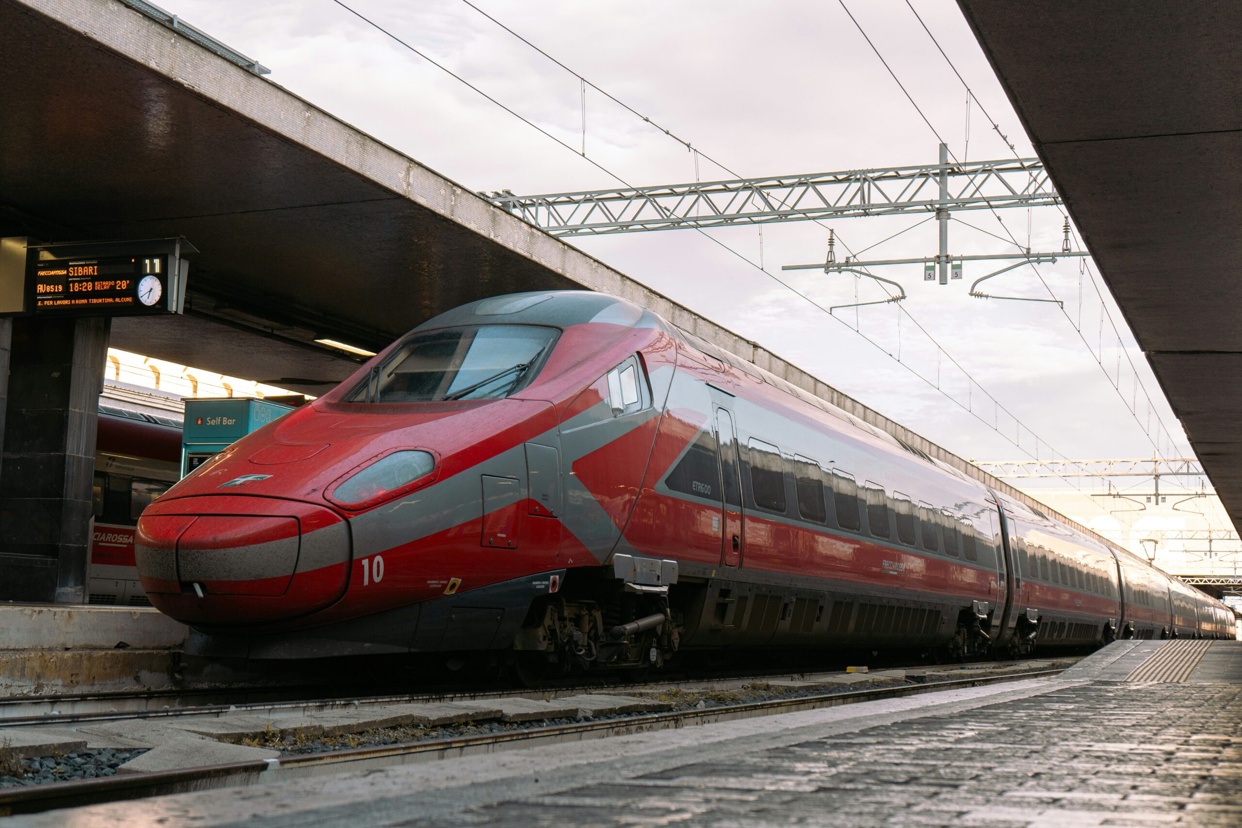 Train à grande vitesse Frecciarossa en gare italienne — Trenitalia Giro d'Italia 2026
