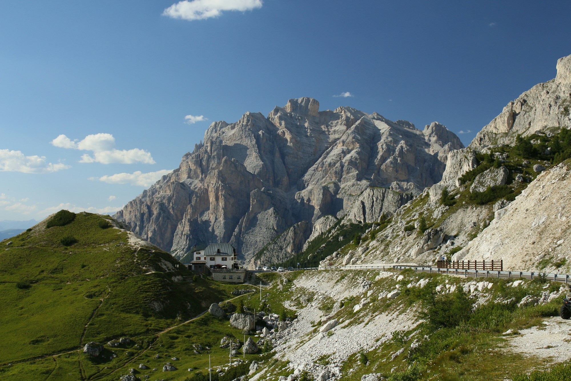 Spectateurs en bord de route lors d'une étape de montagne du Giro d'Italia