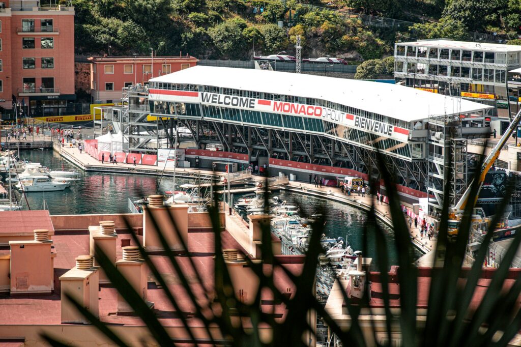 Vue aérienne du Circuit de Monaco avec Port Hercule et les tribunes lors du Grand Prix de Formule 1