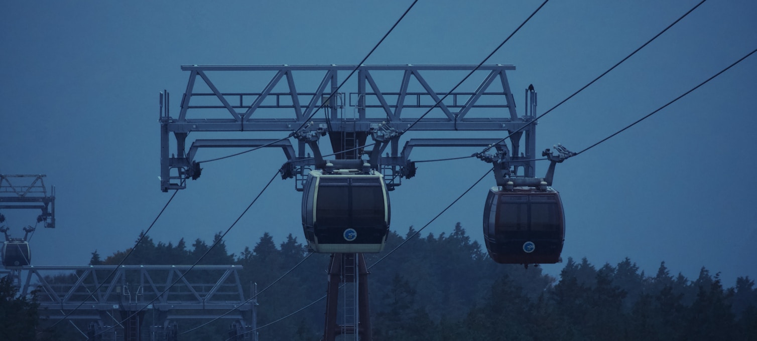 Téléphérique de Hakone survolant les fumeroles d'Owakudani au coucher du soleil