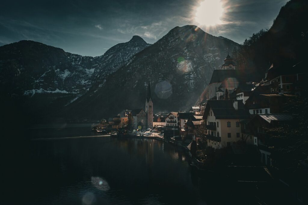 Village de Hallstatt au bord du lac au lever du jour, Salzkammergut