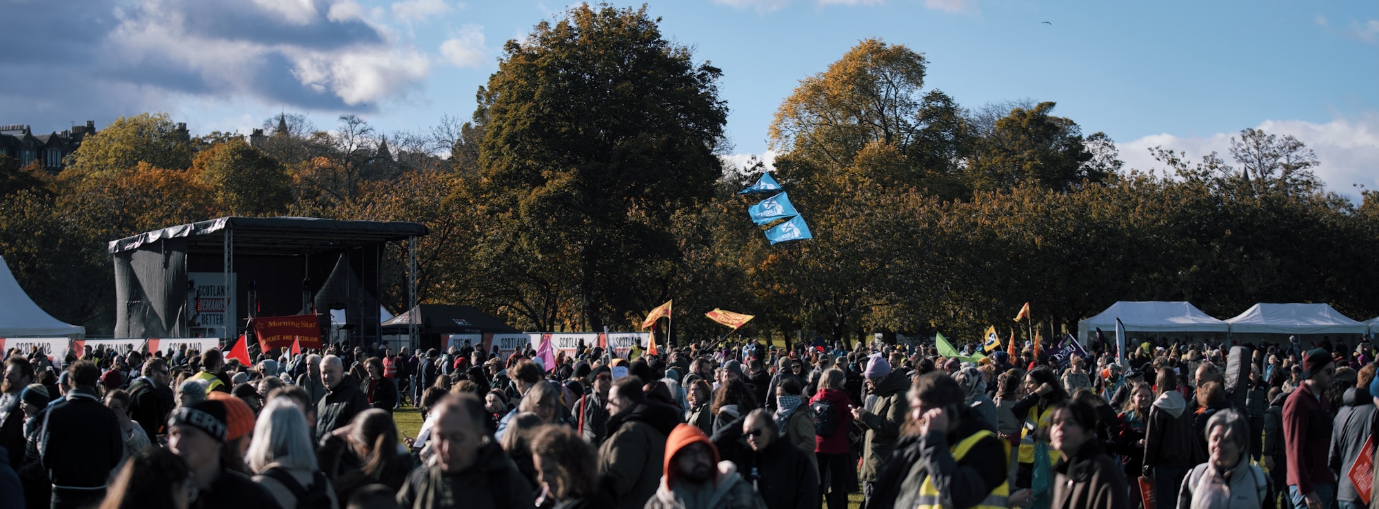 Foule en transe devant la scène principale d'un festival de rock en plein air, lumières scéniques et fumée