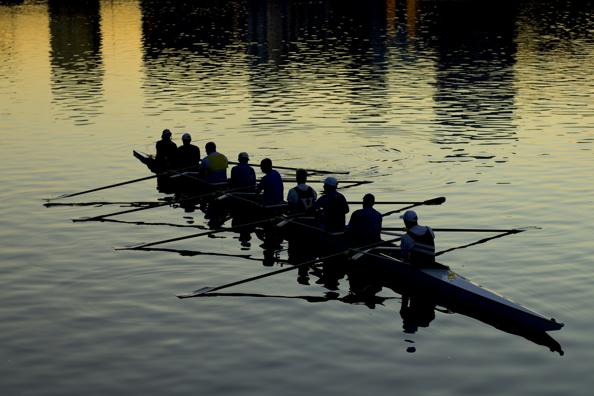 Équipage d'aviron en compétition sur une rivière lors d'une régate internationale