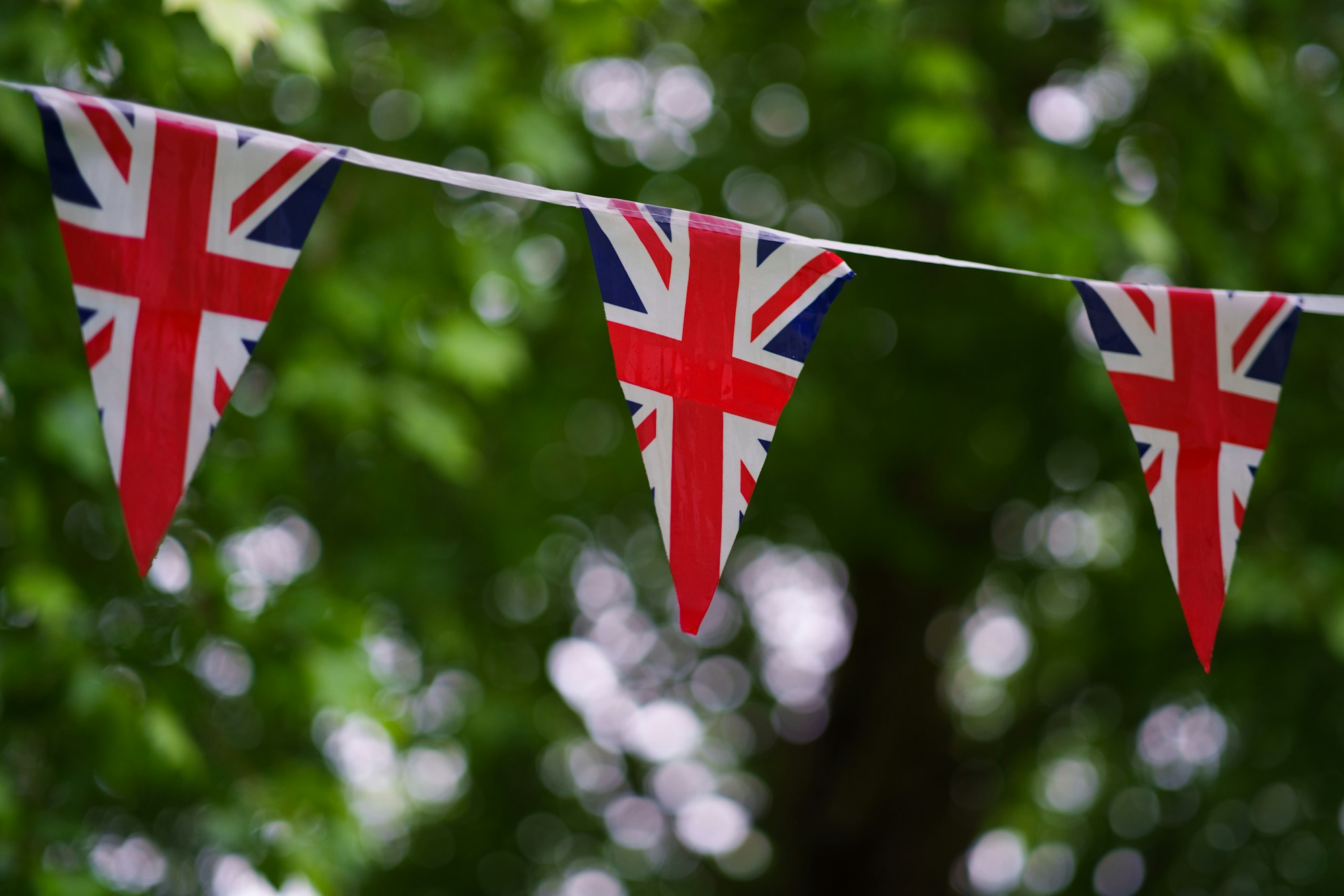 Événement festif britannique en été avec drapeaux et ambiance traditionnelle