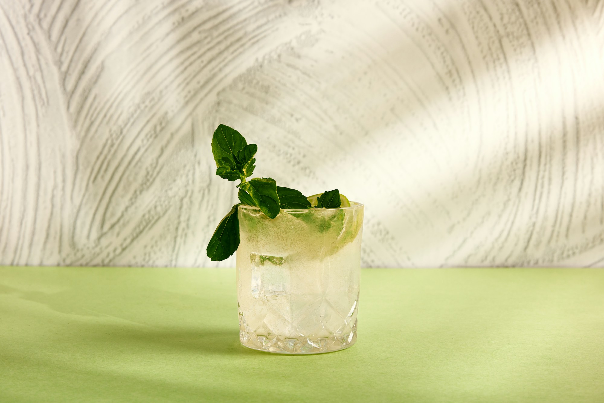 Verre de Pimm's garni de fraises et concombre, la boisson emblématique de l'été britannique