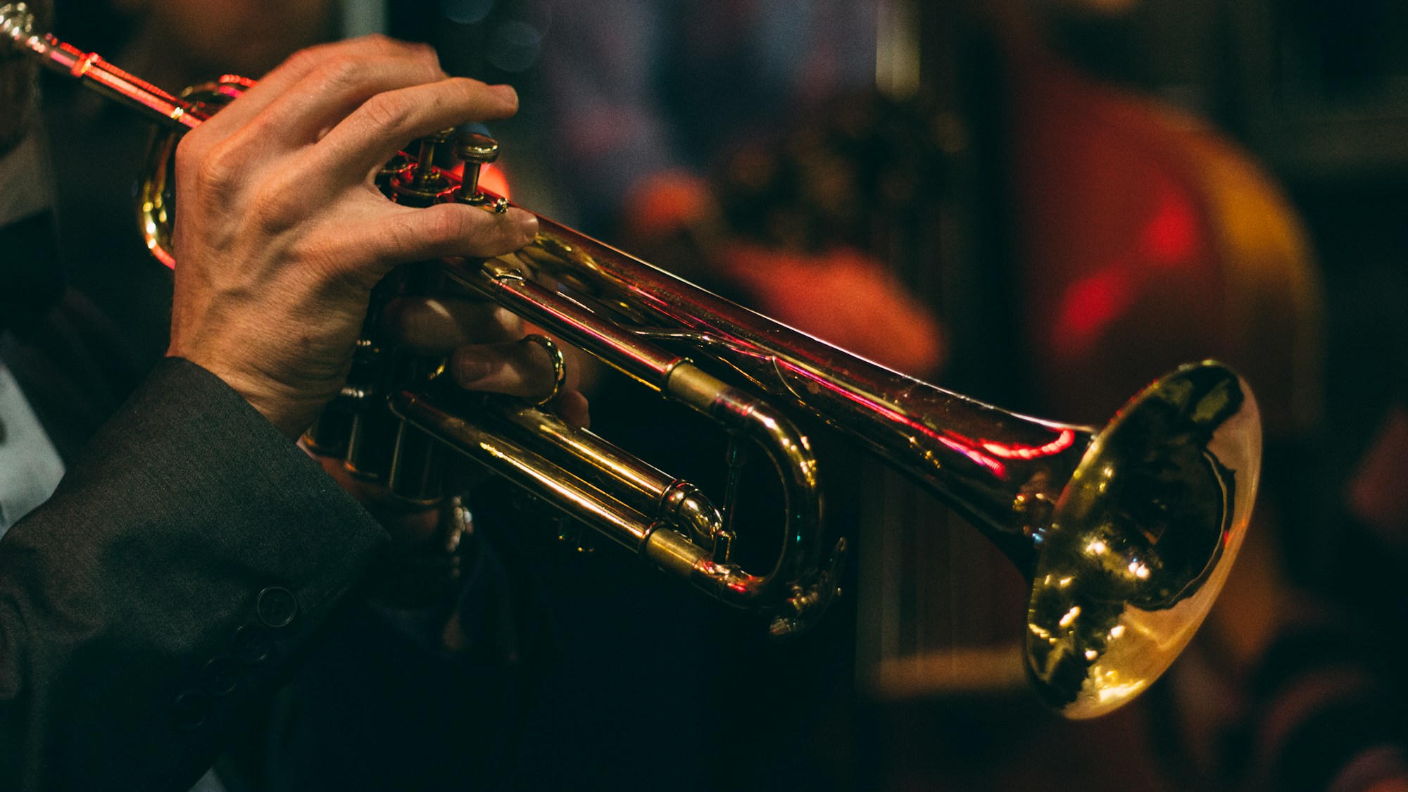 Trompettiste jazz sur scène sous les projecteurs lors d'un concert nocturne en plein air