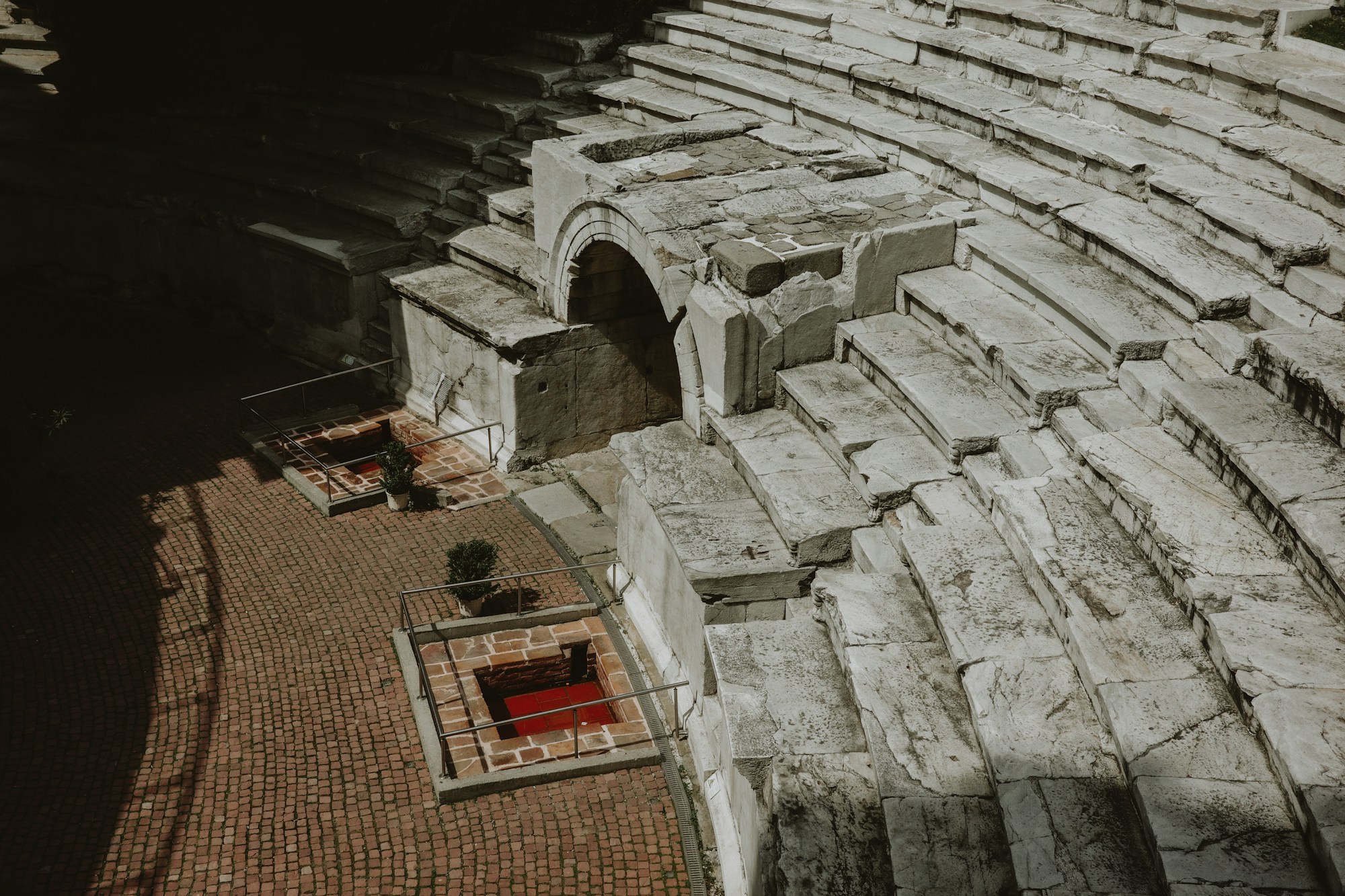Gradins en pierre du Théâtre Antique de Vienne, construit au Ier siècle de notre ère
