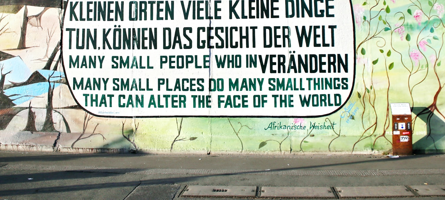 Canal Landwehrkanal à Kreuzberg, Berlin, avec vélos et immeubles typiques