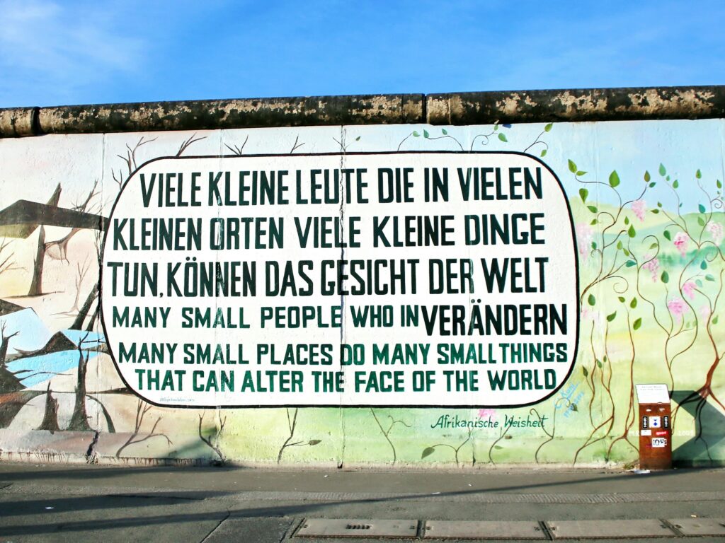 Mural de street art sur une facade de Kreuzberg Berlin en lumiere naturelle