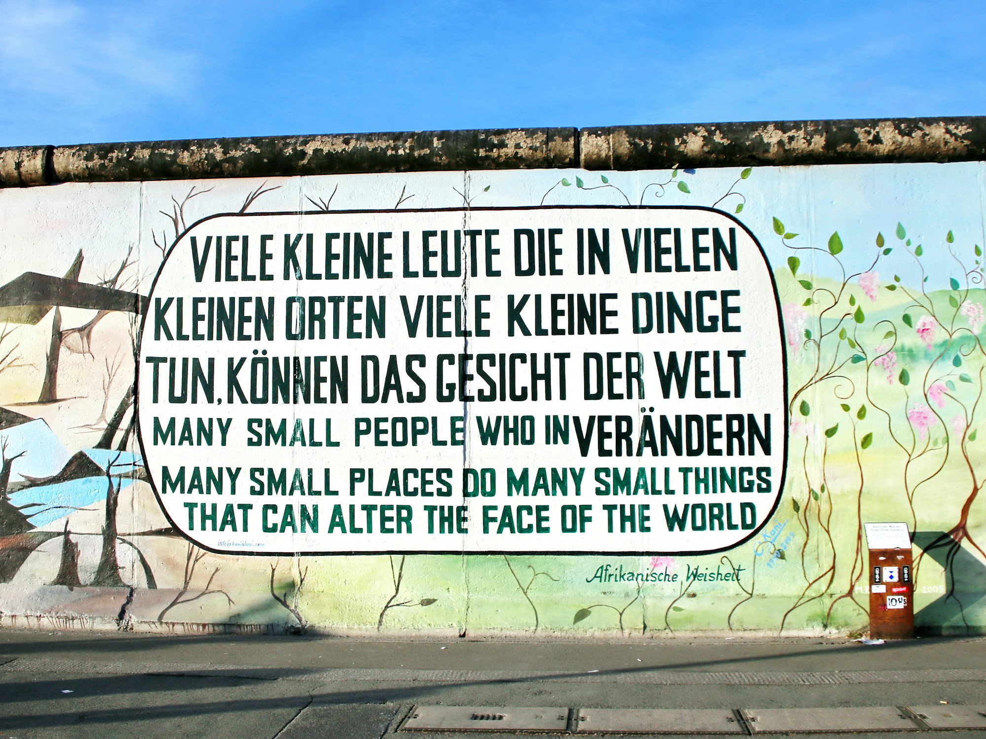 Mural de street art sur une façade de Kreuzberg, Berlin, en lumière naturelle