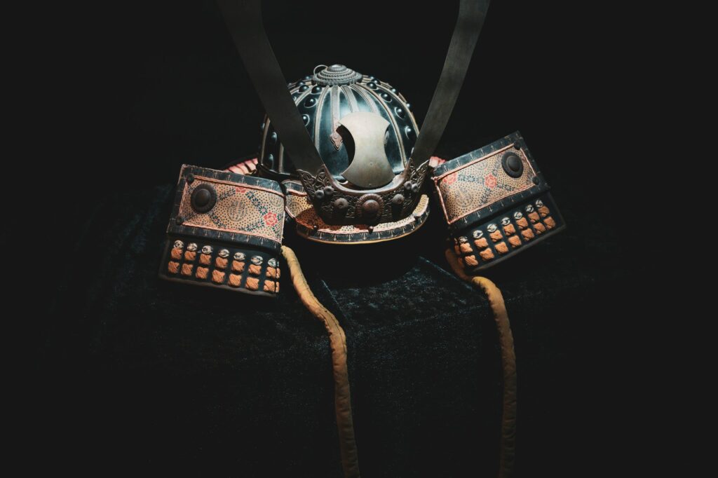 Armure de samouraï portée par un visiteur dans un décor historique de Kyoto