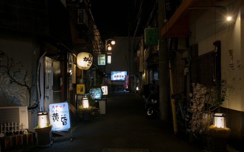 Balade dans les ruelles pavées du quartier geisha de Gion à Kyoto pendant le hanami