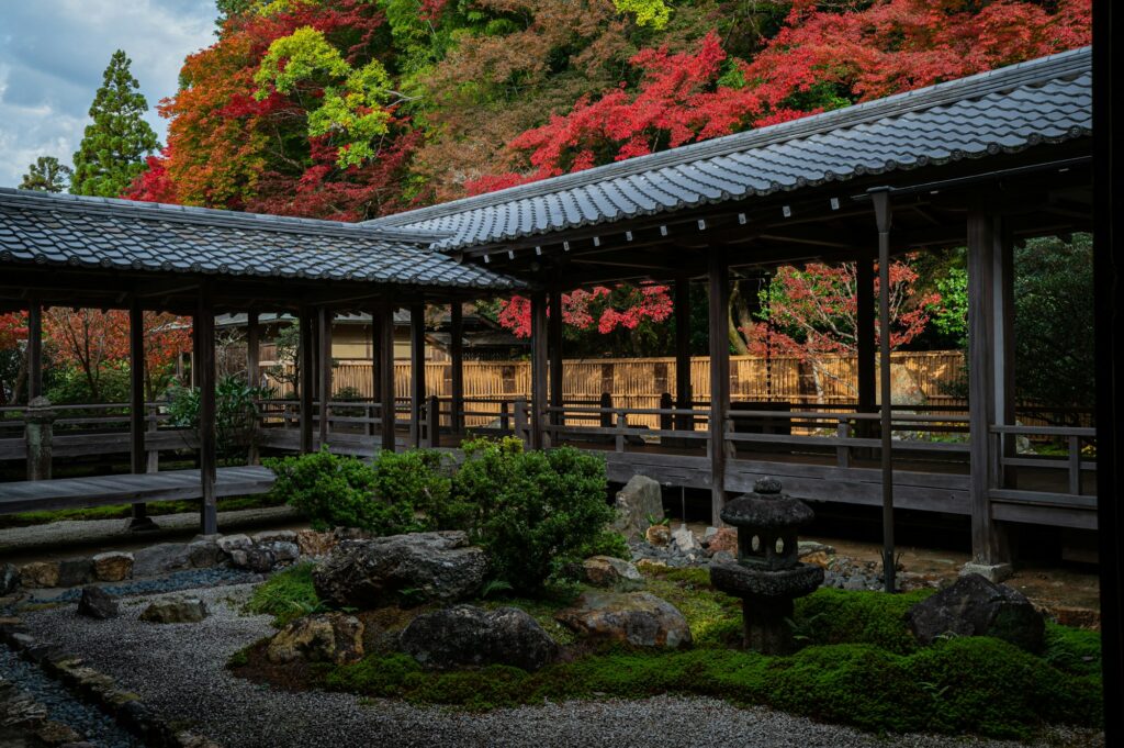 Jardin zen secret de Kyoto avec cerisiers en fleurs au printemps