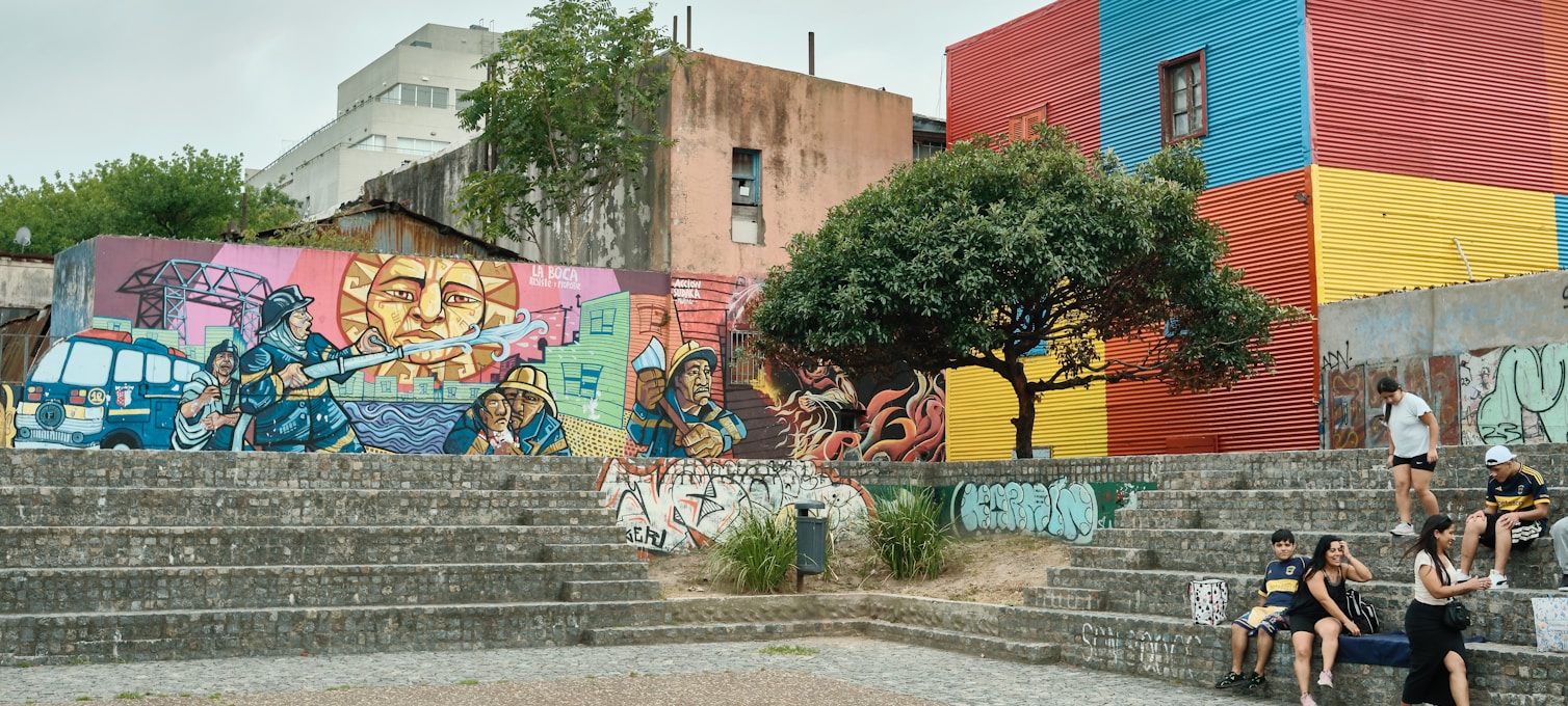 Rue colorée de Buenos Aires avec architecture typique des conventillos