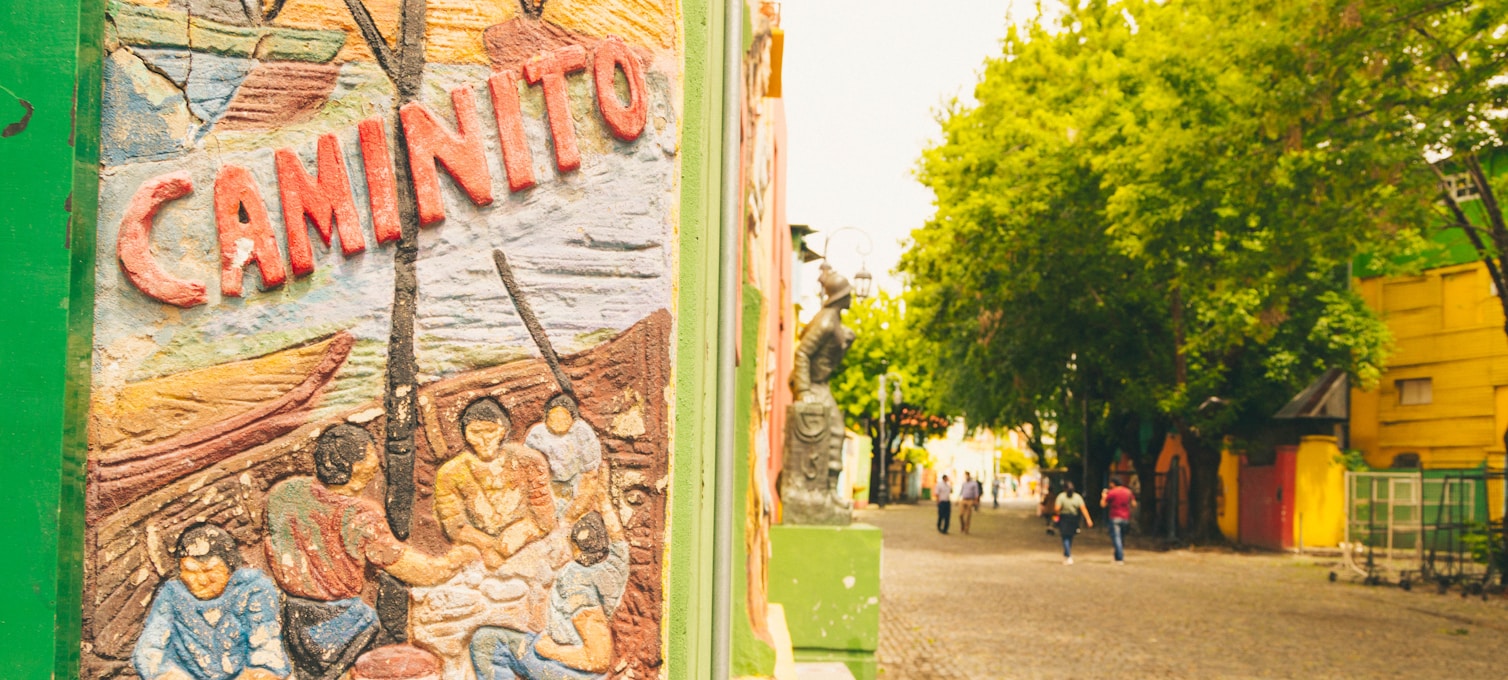 Façades colorées du Caminito à La Boca, Buenos Aires, avec des danseurs de tango