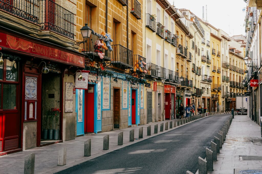 Ruelle animee de La Latina a Madrid avec terrasses et tapas bars