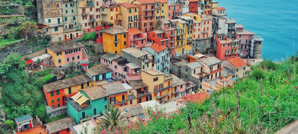 Villages colorés des Cinque Terre accrochés aux falaises de la Riviera ligure