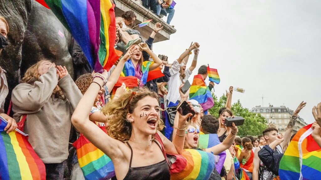Cortège de la Marche des Fiertés à Paris, foule arc-en-ciel
