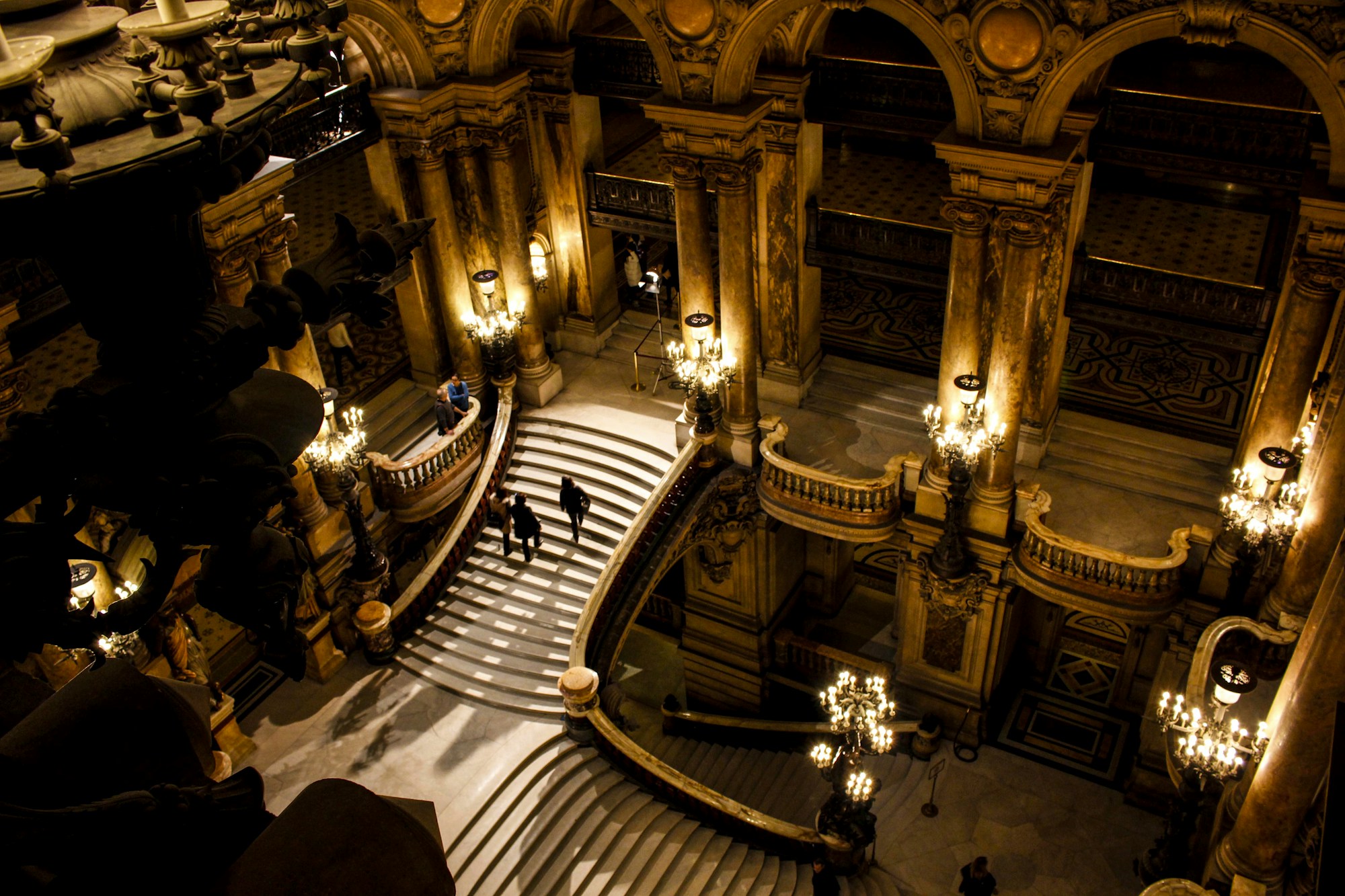 Façade de l'Opéra-Comique de Paris illuminée la nuit, lieu du Fier Gala 2026