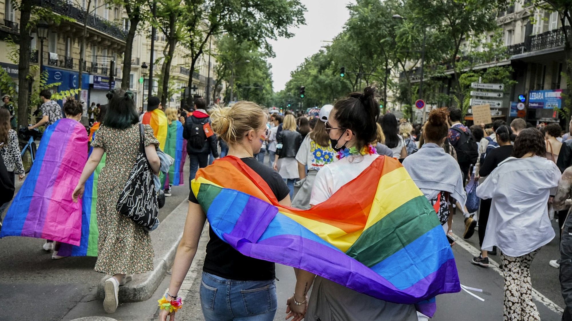 Cortège de la Marche des Fiertés à Paris, foule arc-en-ciel sur les Champs-Élysées