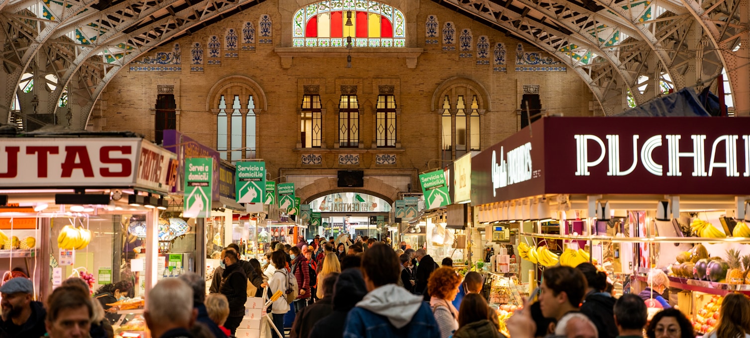 Intérieur du Mercado Central de Valence, plus grand marché couvert d'Europe
