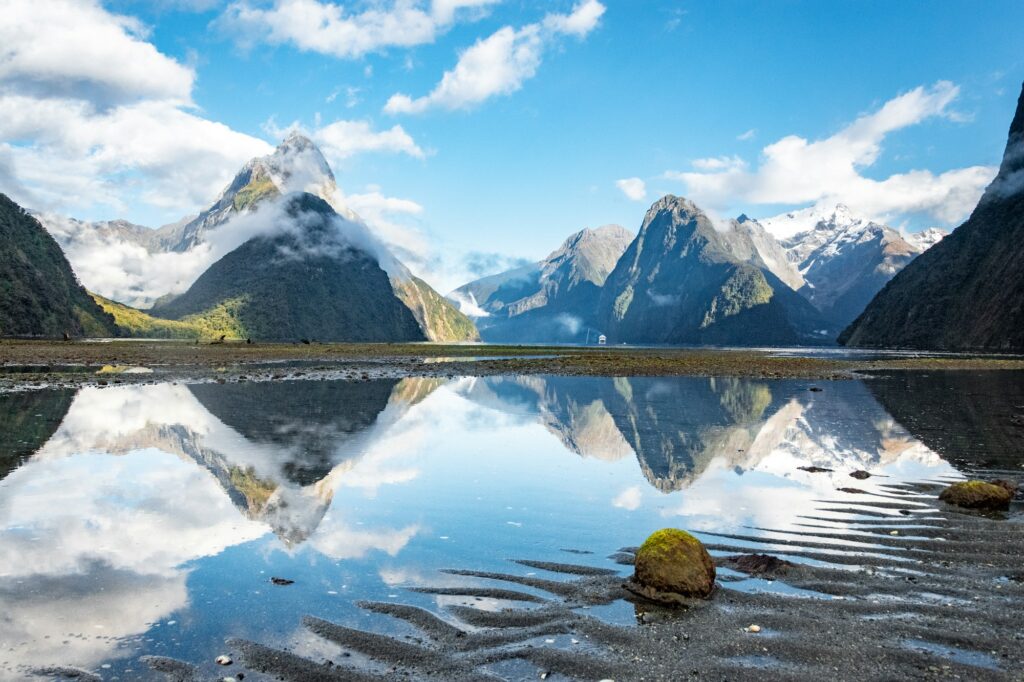 Fjord de Milford Sound avec le pic Mitre et les cascades, Fiordland Nouvelle-Zélande