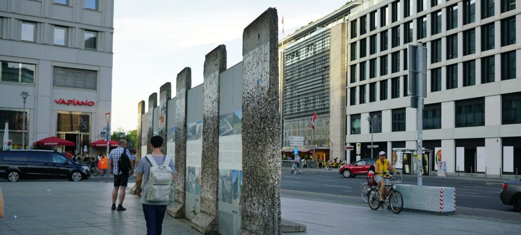 Tour à vélo Mur de Berlin petit groupe Bornholmer Strasse East Side Gallery tracé original
