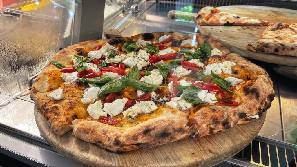 Cours de cuisine a Naples : petrissage de la pate a pizza dans un atelier napolitain