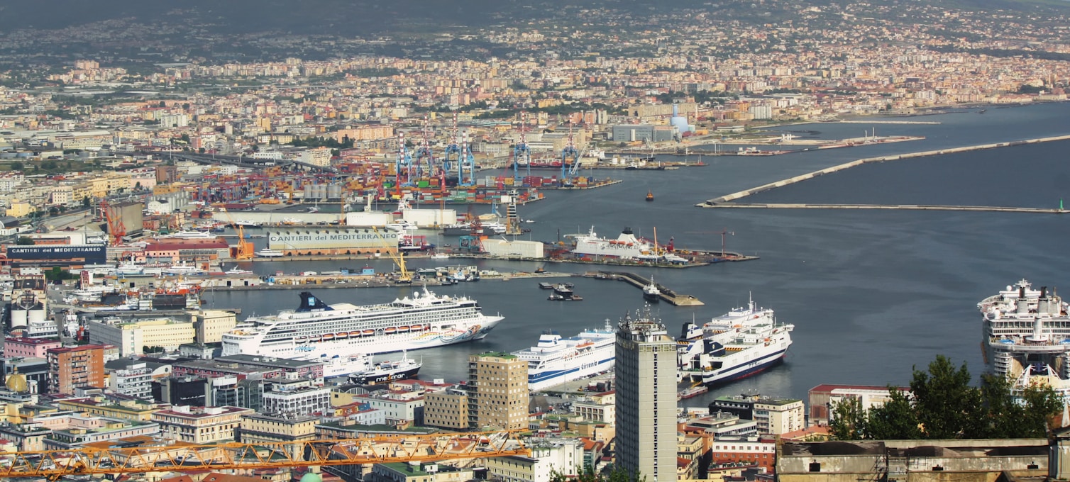 Hafen von Neapel und Bucht mit dem Vesuv – Ausgangspunkt für Ausflüge rund um die Stadt