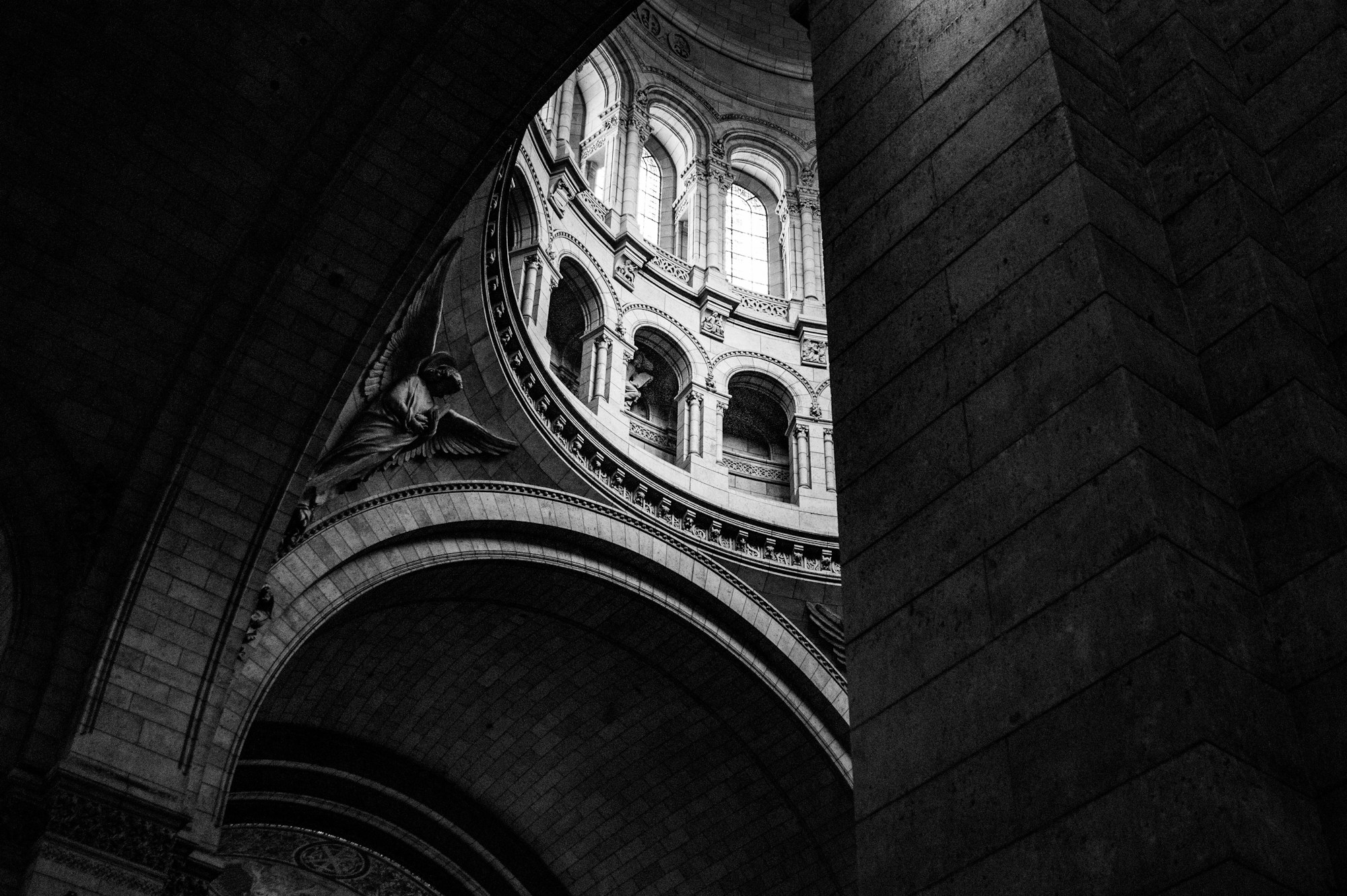 Architecture médiévale en pierre du musée de Cluny à Paris, nef gothique