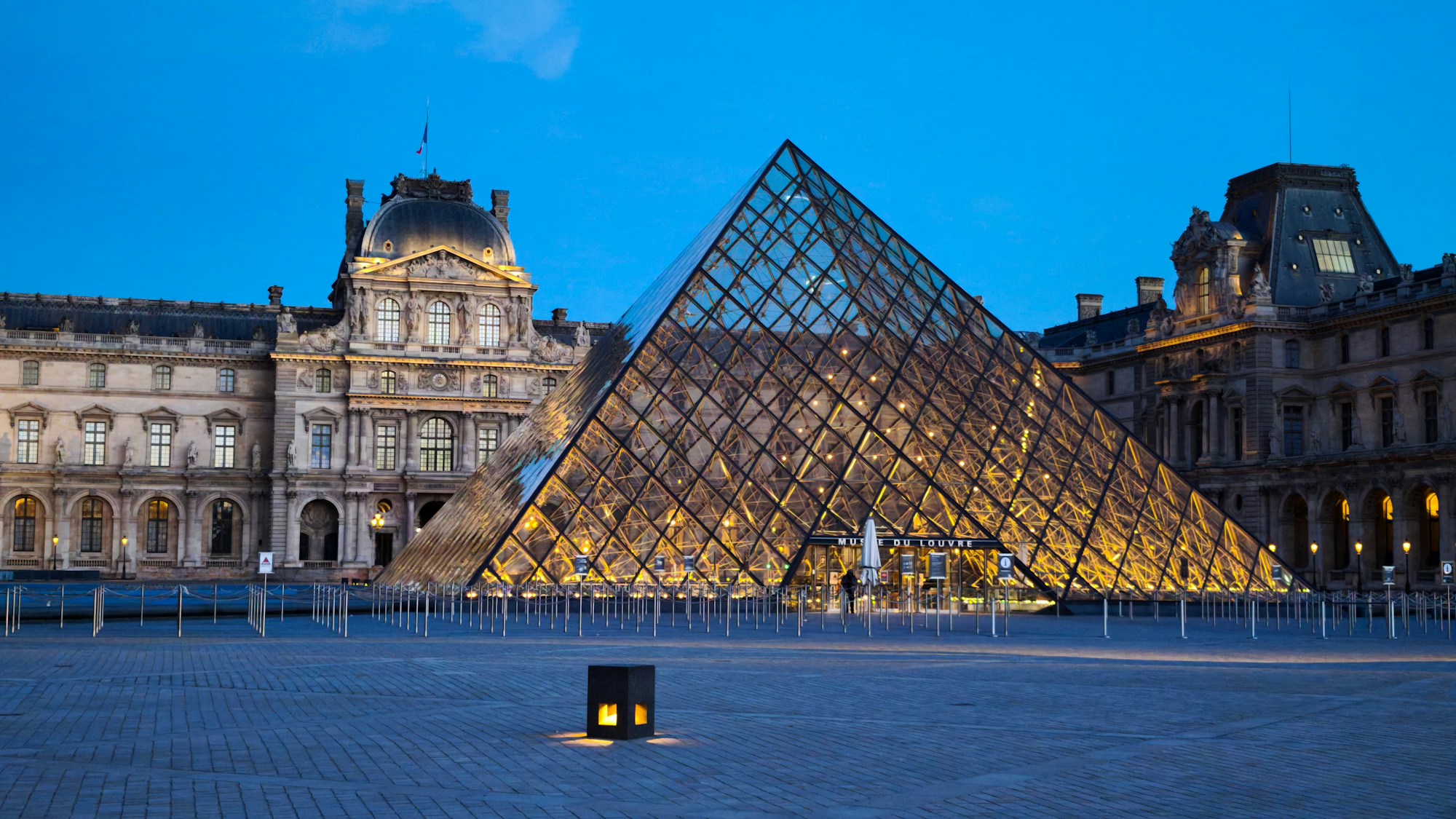 La Pyramide du Louvre illuminée de nuit, Paris