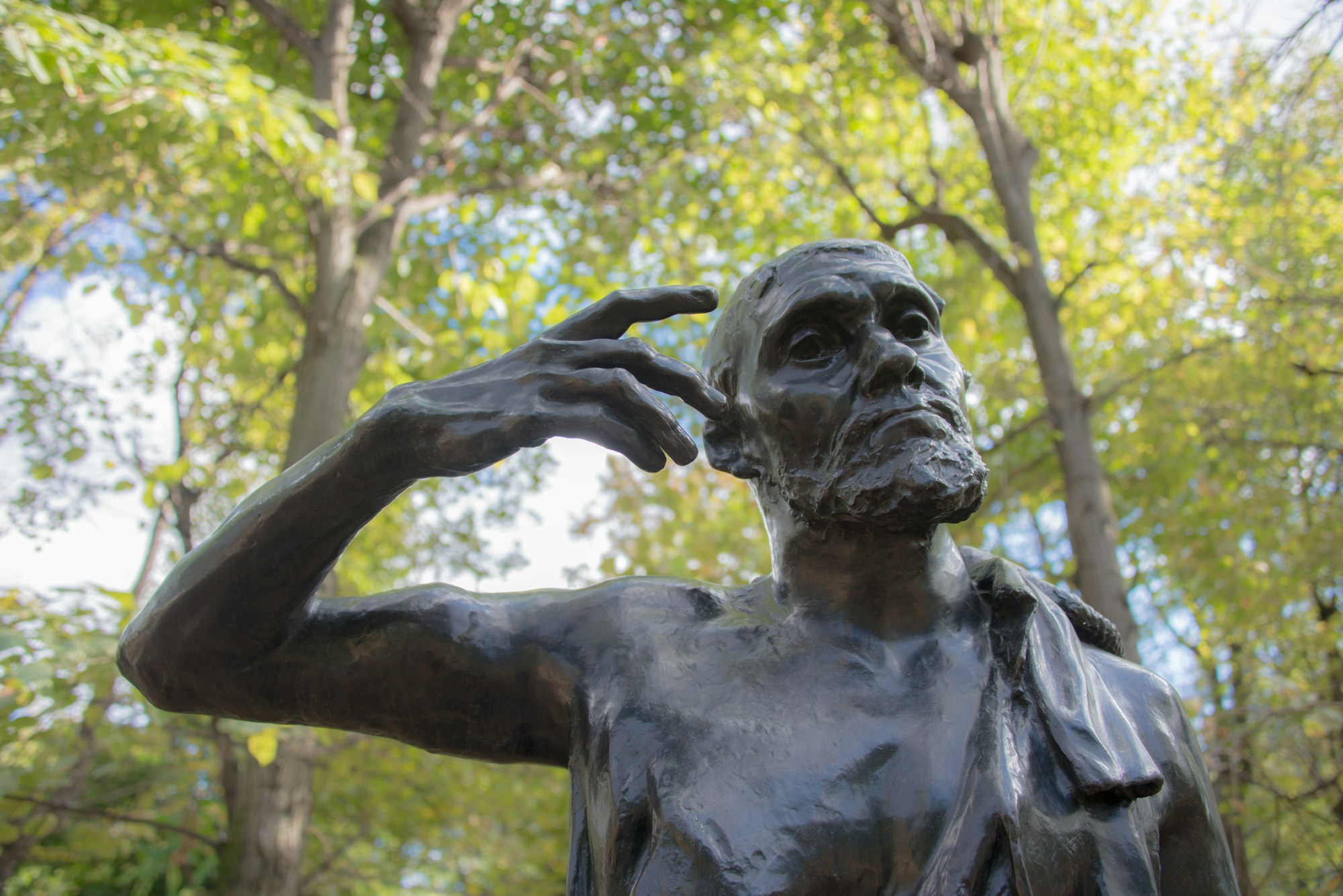 Sculpture en bronze dans le jardin du musée Rodin à Paris, illuminée en soirée