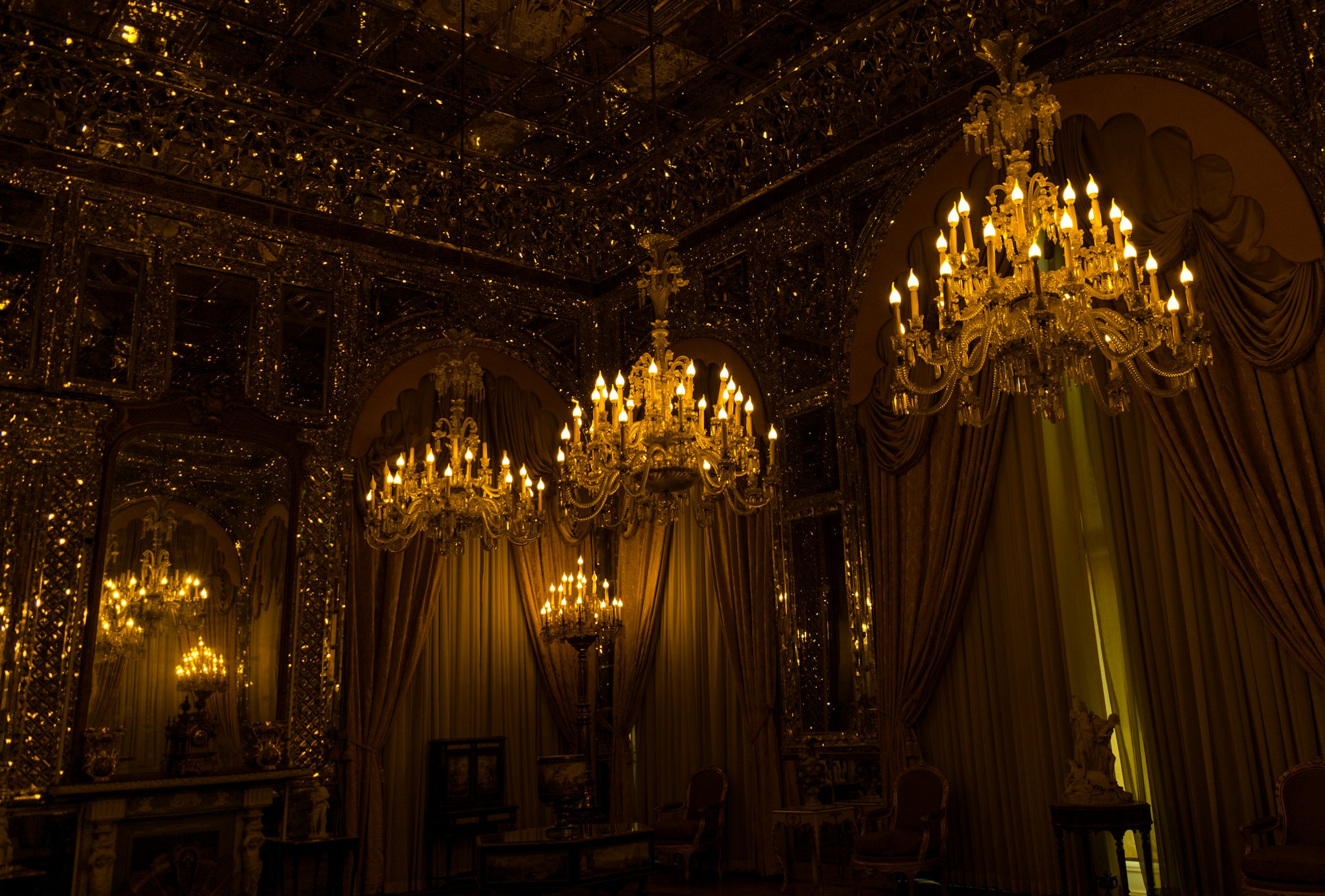 Galerie dorée du château de Versailles illuminée de nuit