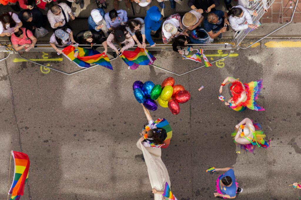 Foule de participants et spectateurs lors de la NYC Pride March sur la 5e Avenue à Manhattan