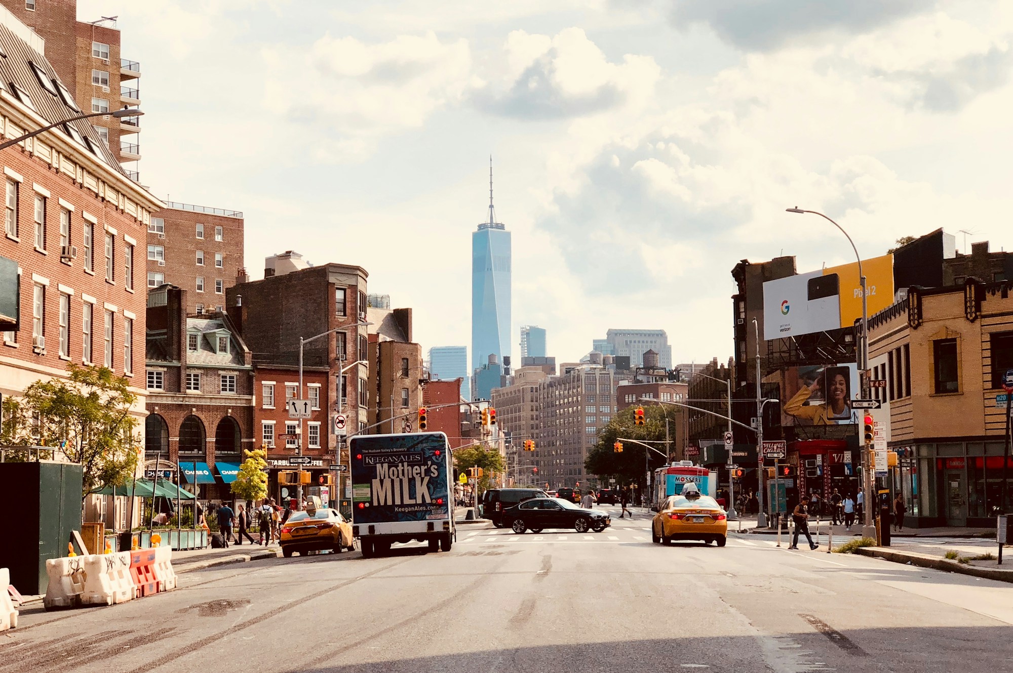 Ruelle animée du West Village à New York avec bars et restaurants aux devantures colorées