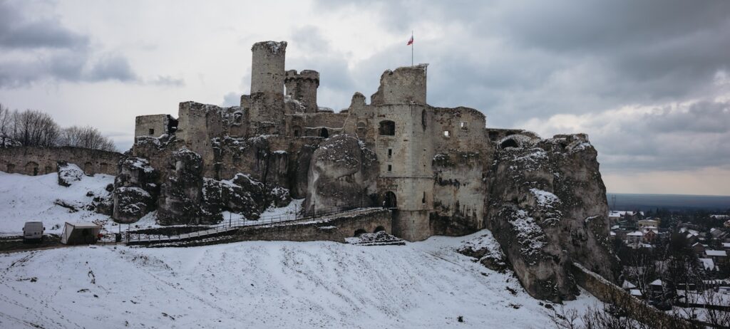 Falaises calcaires et château médiéval en ruines du parc national d'Ojcow sous la neige