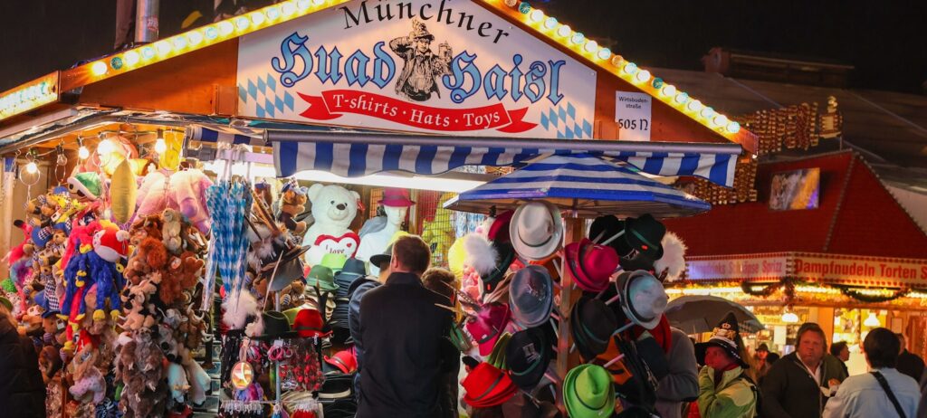 Ambiance nocturne des grandes tentes à bière de l'Oktoberfest à Munich