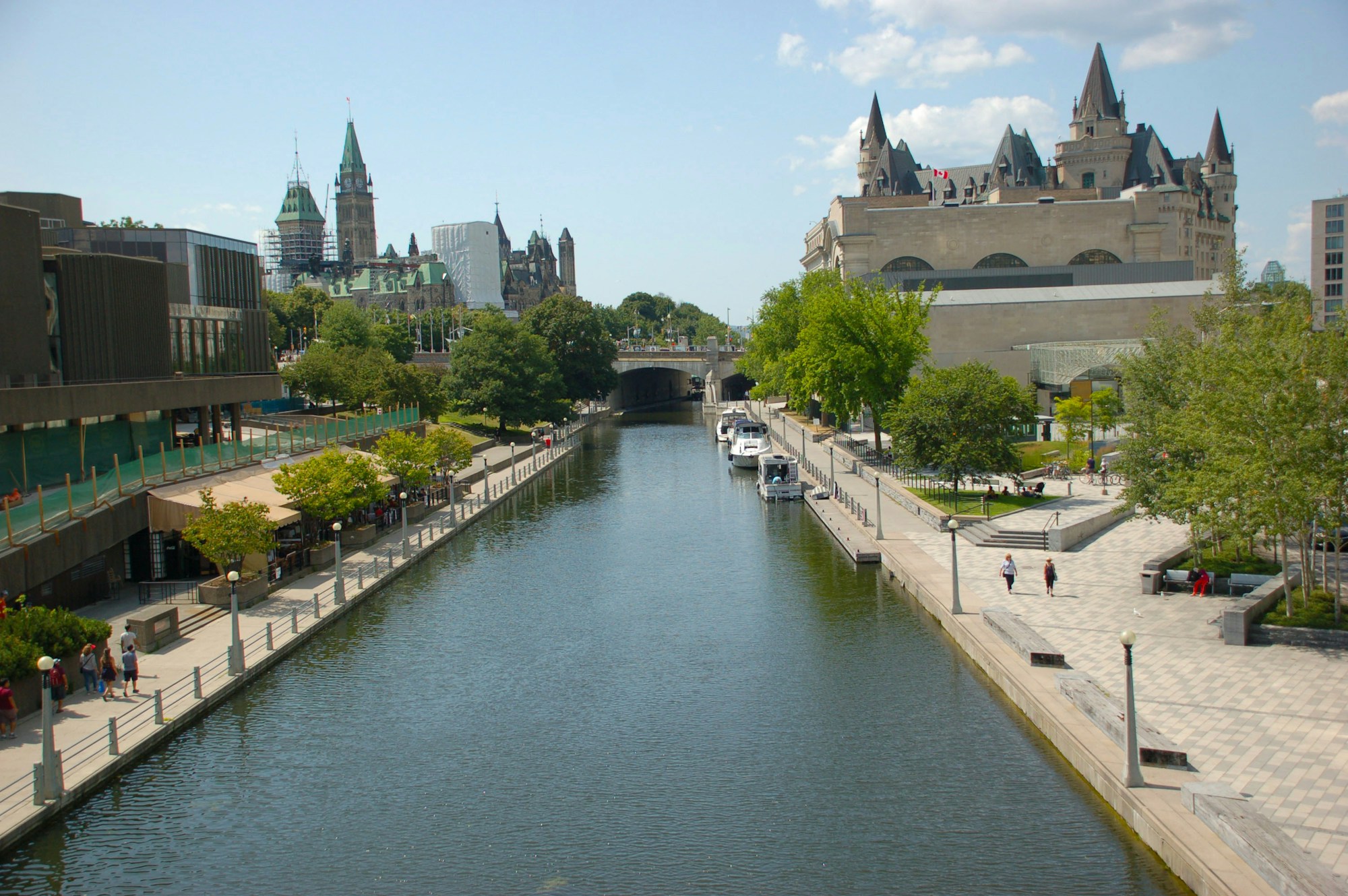 La Colline du Parlement à Ottawa illuminée lors des célébrations de la Fête du Canada