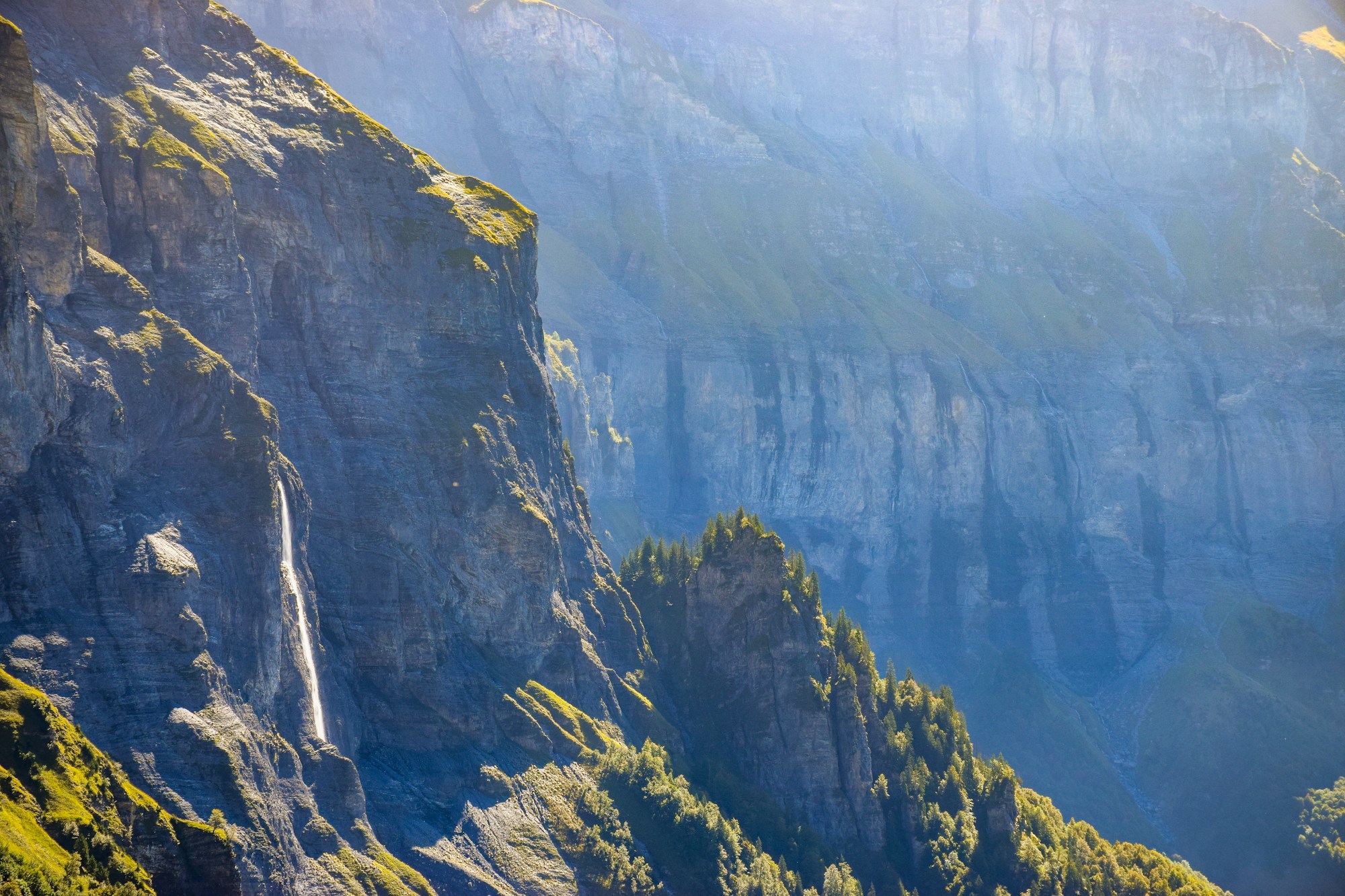 Falaises du Vercors et paysages verdoyants de la Drôme provençale au printemps