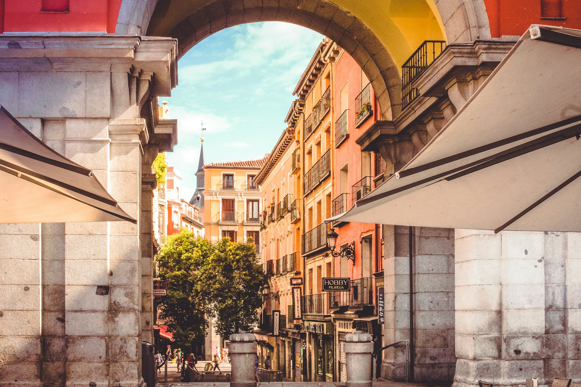 Rue animée du quartier Chueca à Madrid décorée de drapeaux arc-en-ciel