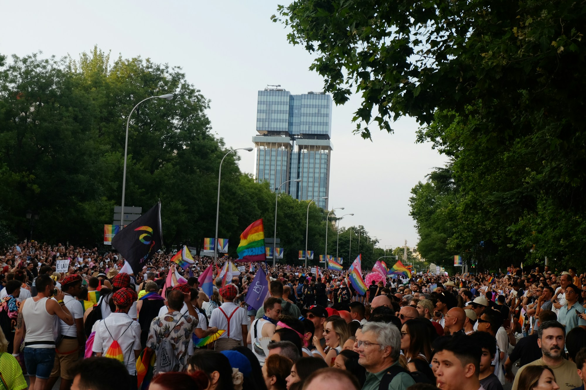 Foule colorée lors de la parade du Pride Madrid sur le Paseo del Prado