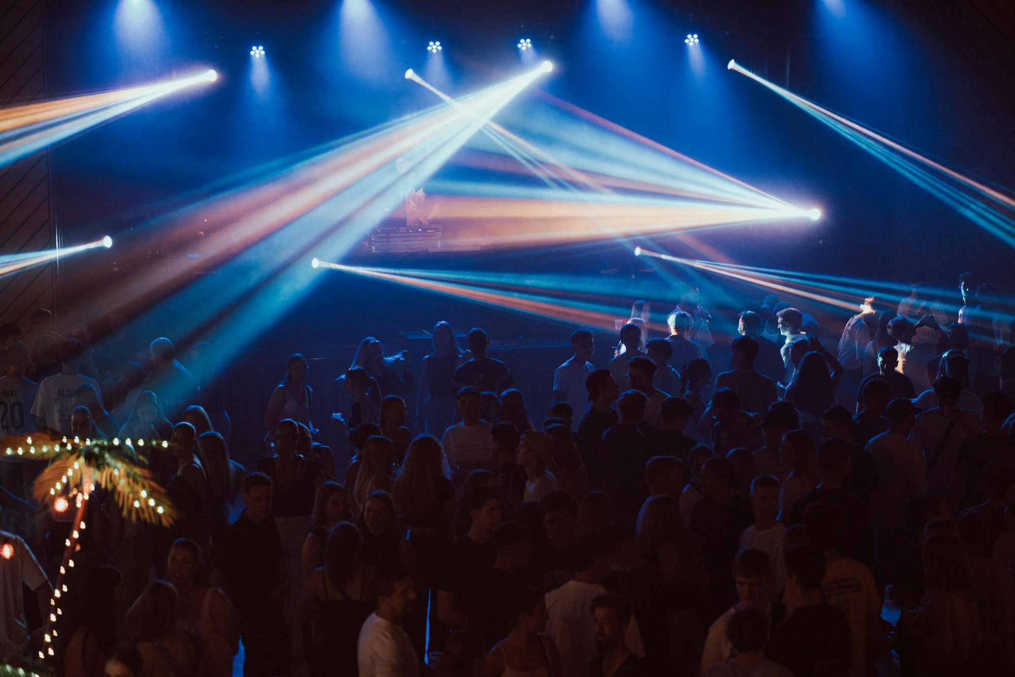 Dancefloor illuminé lors d'une soirée de circuit pendant la Pride Week à Madrid