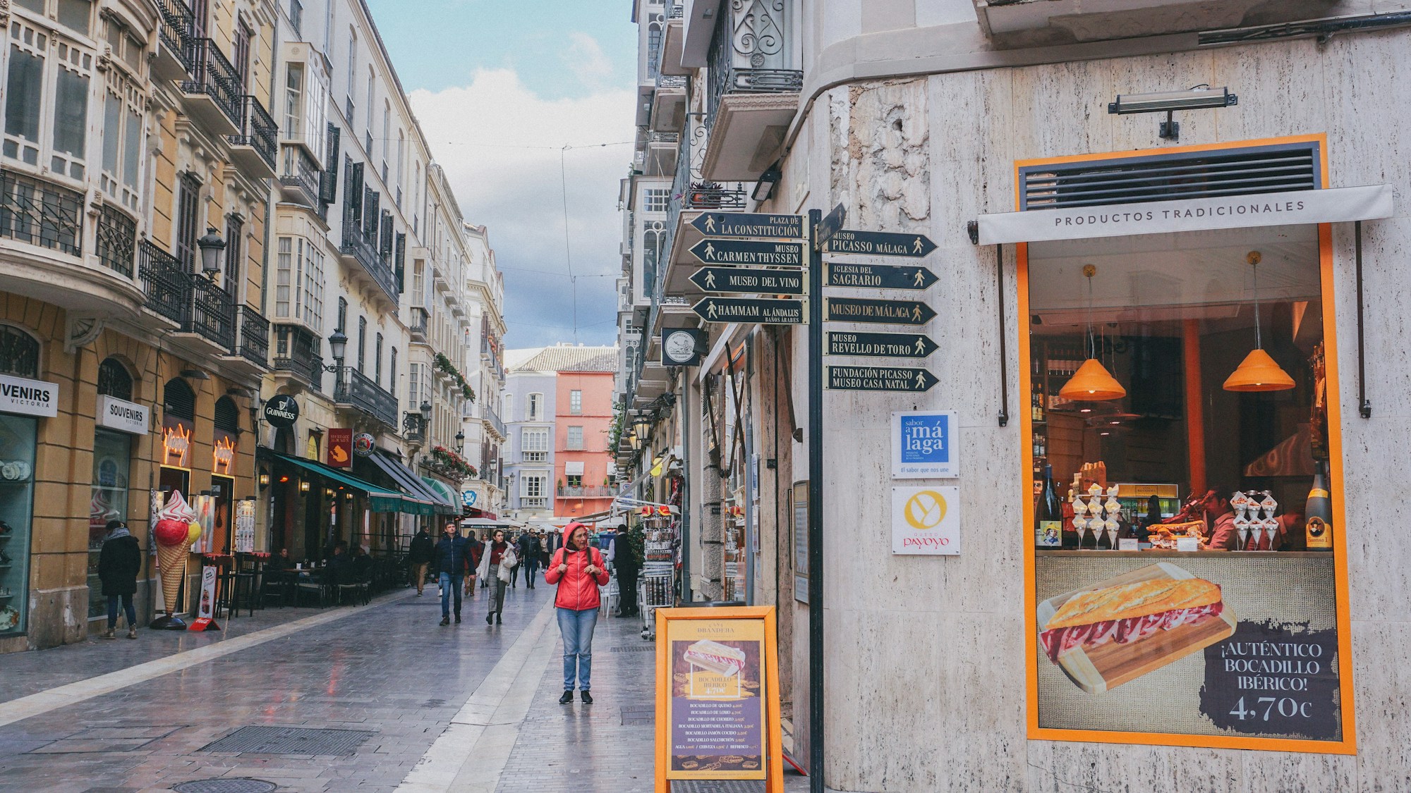 Groupe de voyageurs lors d'une visite guidée du quartier LGBTQ+ de Madrid