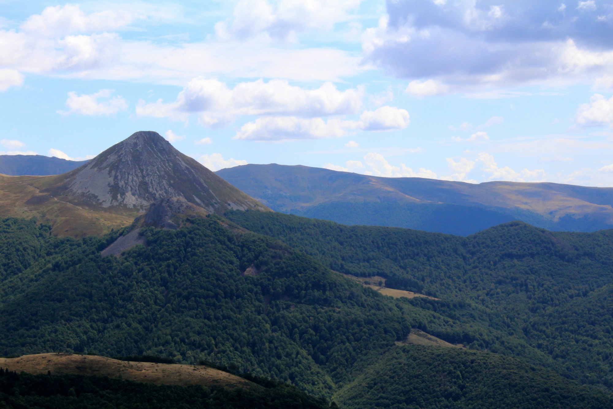 Le Puy Mary et le Pas de Peyrol dans le Cantal, sommet volcanique emblématique du Massif Central
