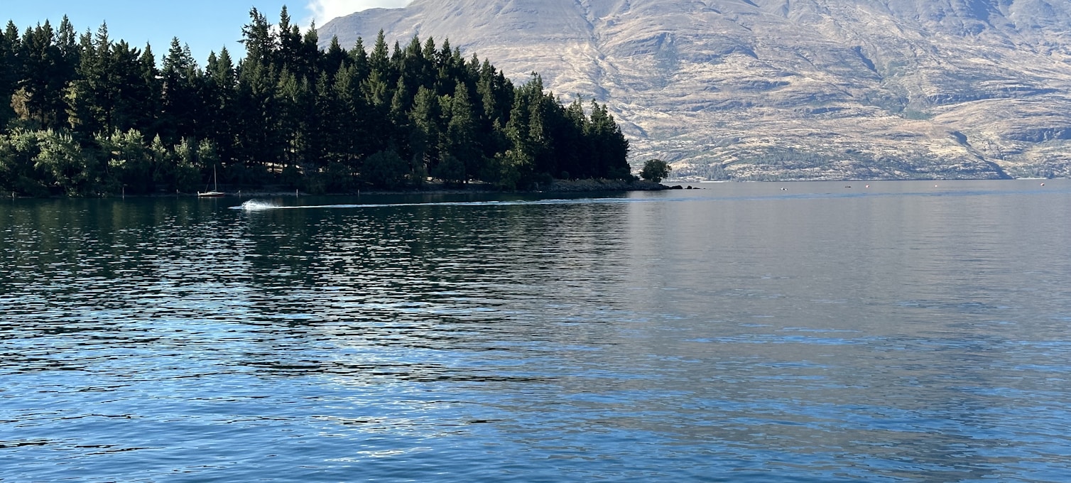 Vue du lac Wakatipu depuis Queenstown avec les Remarkables en arrière-plan, Nouvelle-Zélande