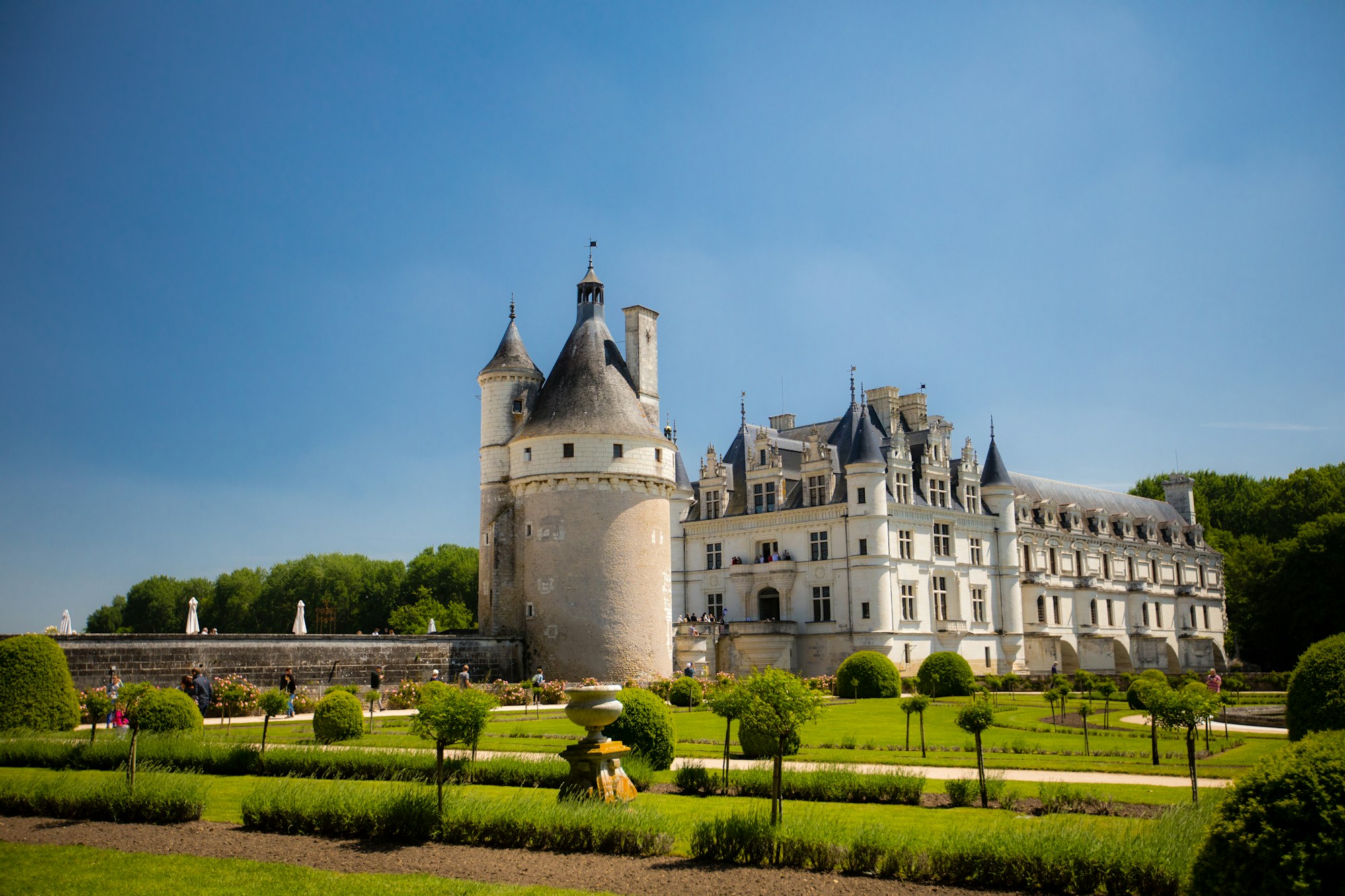 Château de la Loire entouré de jardins à la française, perspective et parterres géométriques